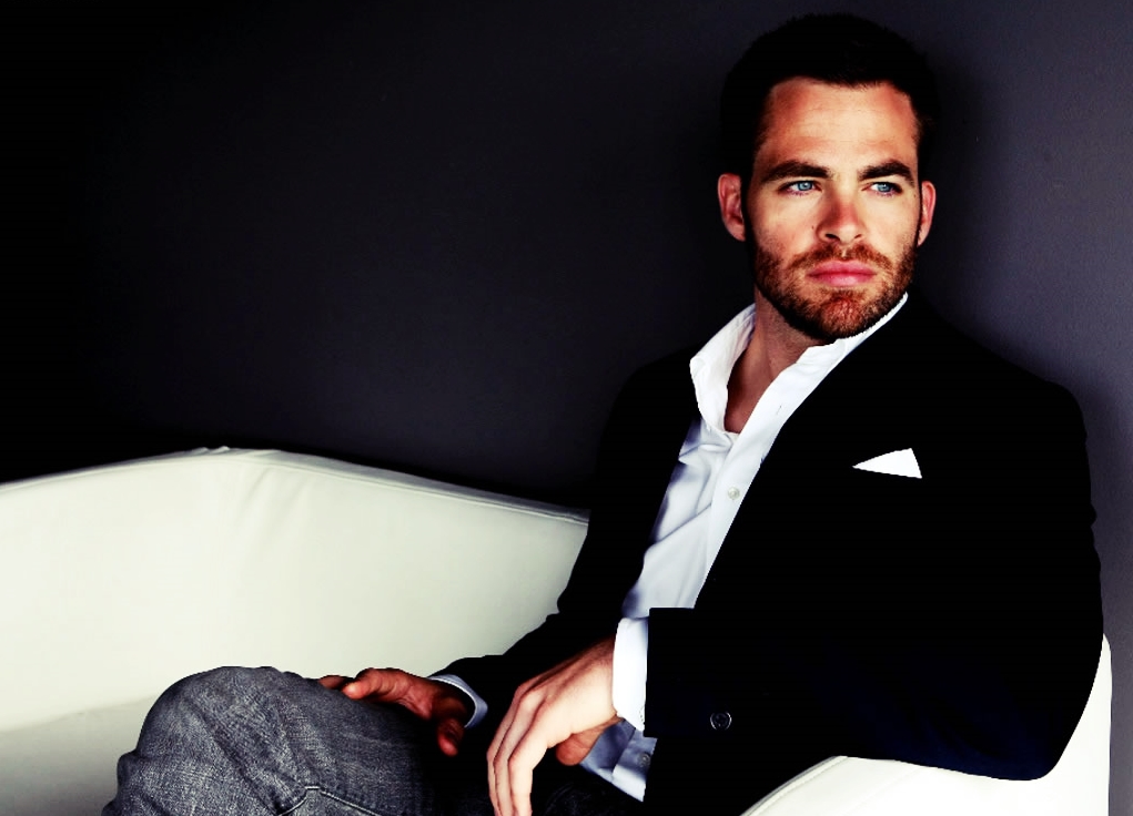 chris_pine-sitting_on_sofa